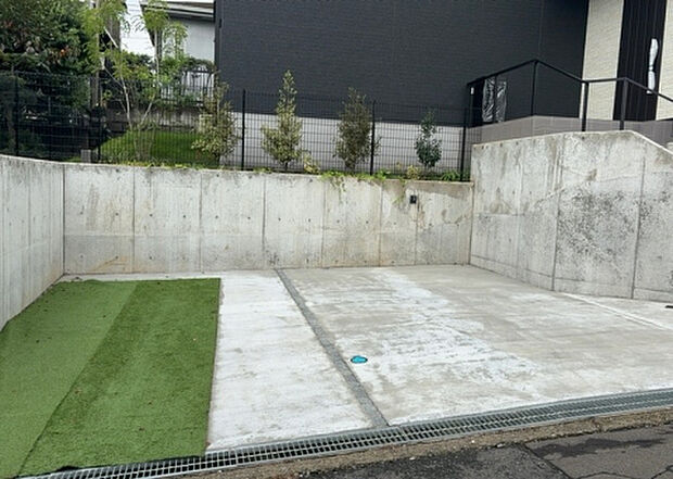 【駐車場】駐車場と明記されていても、最小スペースでつくられた駐車場だと大型車は駐車できなかったり、出入りしにくくなったりする可能性があります。お車のサイズと購入したい物件の駐車場のサイズを現地で確認しましょう。