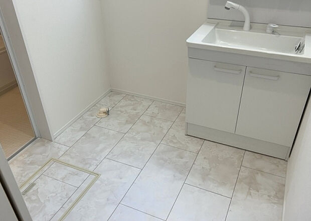 【脱衣場】多くの戸建て住宅で見かける洗面脱衣所は、洗面台と洗濯機が2畳ほどのスペースに並べられていて、洗面所が脱衣所を兼ね備えている間取りが一般的です。お客様が利用することもある、パブリックな空間でもあります。