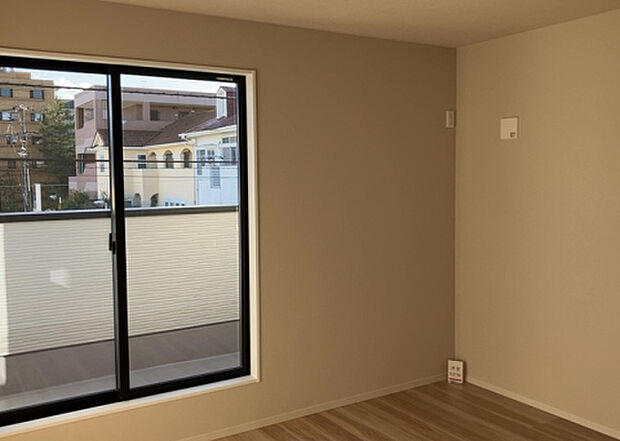 【洋室】洋室のメリットは重い家具が置きやすく、身の回りが整理しやすいことです。 床がフローリングのため畳とは異なり凹みにくいです。 クローゼットなど収納が豊富で、普段使わない旅行カバンや服の整頓も簡単にです。