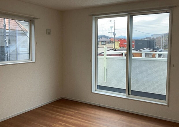 【洋室】洋室のメリットは重い家具が置きやすく、身の回りが整理しやすいことです。 床がフローリングのため畳とは異なり凹みにくいです。 クローゼットなど収納が豊富で、普段使わない旅行カバンや服の整頓も簡単にです。