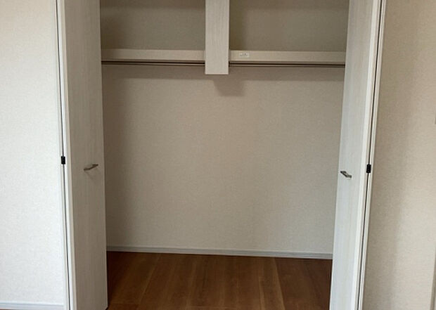 【ウォークインクローゼット】ウォークインクローゼットがあれば、クローゼット内でコーディネートが完成できますし、季節の変わり目に行う衣替えの手間も省けます。また、スーツケースなど大きいものもしまうことができ使い勝手がよいです。