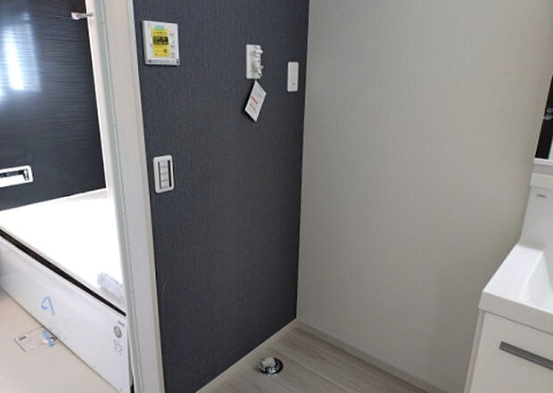 【ランドリースペース】ランドリースペースも気になります。洗濯機置場があり「洗う、干す、取り込む、アイロンがけ、たたむ」など、洗濯に関する家事をするための空間です。広さや収納など付帯設備も含めて、詳細は現地でご確認ください。