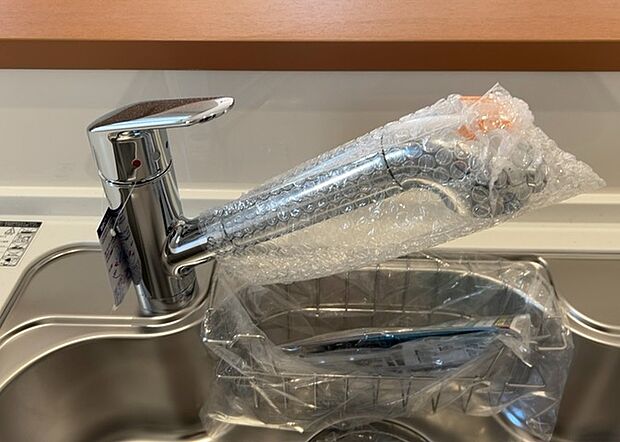 【キッチン水栓】キッチン水栓は、毎日必ず使うものだからこそ、使いやすさが重要です。シャワーヘッドの切り替えがスムーズか、吐水量が調節できるか、水しぶきが飛び散りにくい構造か、浄水機能が付いているかなど、日々の家事を快適にするための機能が数多くあります。また、デザインも多種多様なので、キッチン全体の雰囲気に合わせたものを選ぶことができます。