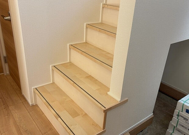 【内装】建物の上下階の通路である階段は、その位置によって動線や室内の印象が大きく左右されます。手摺にも重要な役割があり、転倒の防止・歩行や動作を円滑にして日常生活を支えることを主な目的として設置されています。