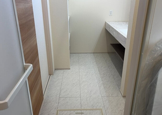 【脱衣場】多くの戸建て住宅で見かける洗面脱衣所は、洗面台と洗濯機が2畳ほどのスペースに並べられていて、洗面所が脱衣所を兼ね備えている間取りが一般的です。お客様が利用することもある、パブリックな空間でもあります。