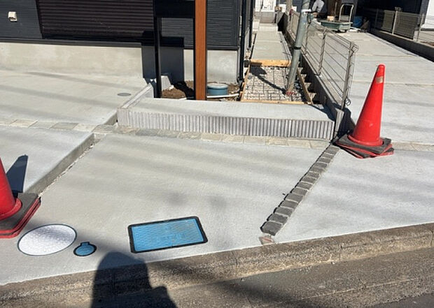 【庭】庭があることでガーデニングや家庭菜園はもちろん、こどもの遊び場やペットを放して遊ぶことができます。また、家の周囲に余裕があるということです。隣地との間があれば、十分な日当たりと、風通しが確保できます。