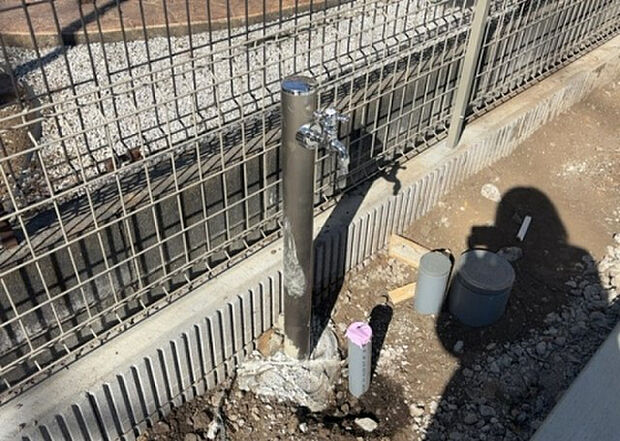 【その他設備】敷地内には、散水栓や立水栓があります。水道水を直接利用できるため、水を運ぶ手間を省くことが出来ます。大量の水を必要とする洗車作業や清掃などに役立ちます。その他設備とあわせて、現地でご確認ください。