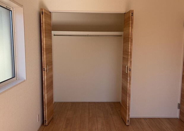 【ウォークインクローゼット】ウォークインクローゼットがあれば、クローゼット内でコーディネートが完成できますし、季節の変わり目に行う衣替えの手間も省けます。また、スーツケースなど大きいものもしまうことができ使い勝手がよいです。