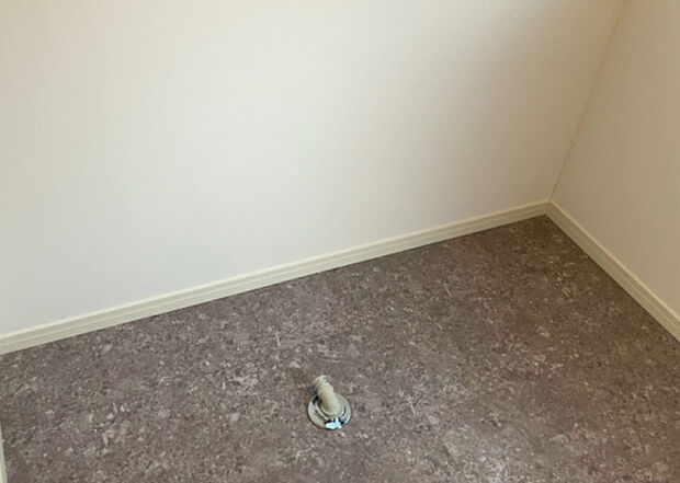 【ランドリースペース】ランドリースペースも気になります。洗濯機置場があり「洗う、干す、取り込む、アイロンがけ、たたむ」など、洗濯に関する家事をするための空間です。広さや収納など付帯設備も含めて、詳細は現地でご確認ください。