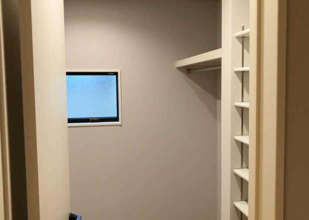 【ウォークインクローゼット】ウォークインクローゼットがあれば、クローゼット内でコーディネートが完成できますし、季節の変わり目に行う衣替えの手間も省けます。また、スーツケースなど大きいものもしまうことができ使い勝手がよいです。