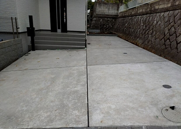 【駐車場】駐車場と明記されていても、最小スペースでつくられた駐車場だと大型車は駐車できなかったり、出入りしにくくなったりする可能性があります。お車のサイズと購入したい物件の駐車場のサイズを現地で確認しましょう。