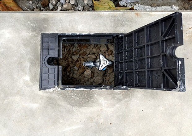 【その他設備】敷地内には、散水栓や立水栓があります。水道水を直接利用できるため、水を運ぶ手間を省くことが出来ます。大量の水を必要とする洗車作業や清掃などに役立ちます。その他設備とあわせて、現地でご確認ください。