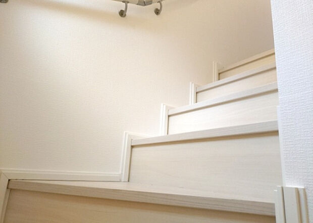 【内装】建物の上下階の通路である階段は、その位置によって動線や室内の印象が大きく左右されます。手摺にも重要な役割があり、転倒の防止・歩行や動作を円滑にして日常生活を支えることを主な目的として設置されています。