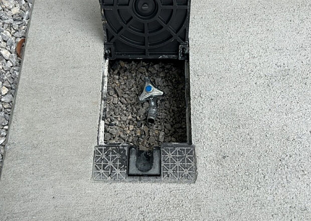 【その他設備】敷地内には、散水栓や立水栓があります。水道水を直接利用できるため、水を運ぶ手間を省くことが出来ます。大量の水を必要とする洗車作業や清掃などに役立ちます。その他設備とあわせて、現地でご確認ください。