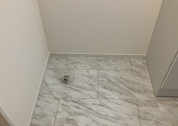 【ランドリースペース】ランドリースペースも気になります。洗濯機置場があり「洗う、干す、取り込む、アイロンがけ、たたむ」など、洗濯に関する家事をするための空間です。広さや収納など付帯設備も含めて、詳細は現地でご確認ください。