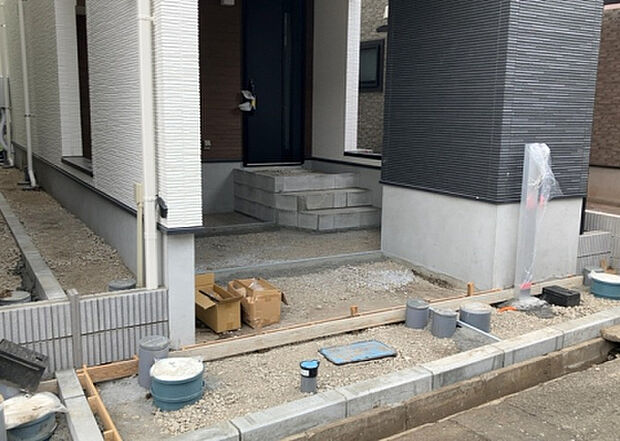 【駐車場】駐車場と明記されていても、最小スペースでつくられた駐車場だと大型車は駐車できなかったり、出入りしにくくなったりする可能性があります。お車のサイズと購入したい物件の駐車場のサイズを現地で確認しましょう。