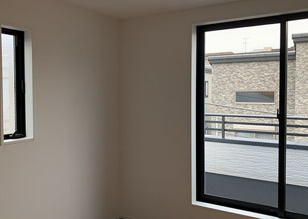 【洋室】洋室のメリットは重い家具が置きやすく、身の回りが整理しやすいことです。 床がフローリングのため畳とは異なり凹みにくいです。 クローゼットなど収納が豊富で、普段使わない旅行カバンや服の整頓も簡単にです。