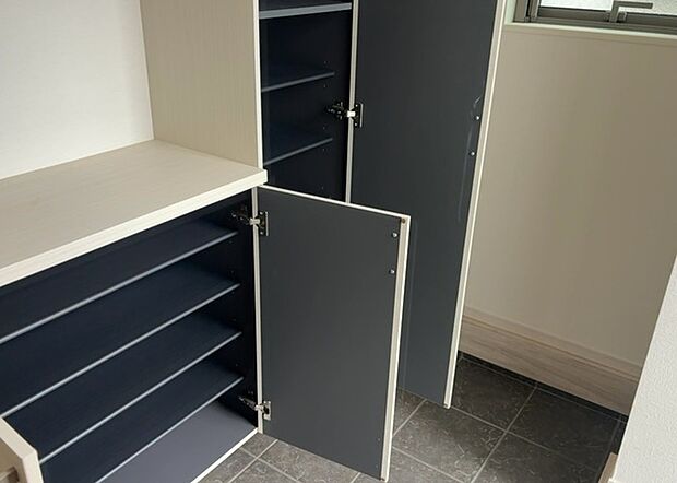 【玄関収納】玄関収納は、靴や傘、コートなどをスッキリと収納できるだけでなく、来客時に見せる顔となるため、家の顔とも言えます。収納量だけでなく、デザイン性も重視したいところです。ミラー付きの収納であれば、外出前の身だしなみチェックにも便利です。