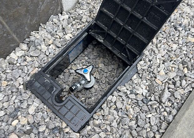 【外水栓】外水栓は、庭の水やりや洗車など、様々な用途に使える便利な設備です。ホースがしっかりと接続できるもの、水圧が安定しているものなど、使い勝手の良いものを選びましょう。また、凍結防止機能が付いているものなら、冬場でも安心して使用できます。