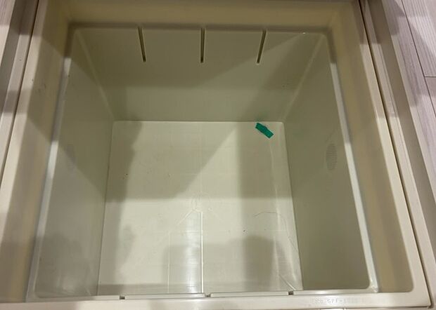 【キッチン床下収納】キッチン床下収納は、調理器具や食器などをスッキリと収納できる便利なスペースです。収納量が多いもの、引き出しがスムーズに開閉するものなど、使い勝手の良いものを選ぶことが大切です。また、湿気がこもりやすい場所なので、通気性の良いものを選ぶこともおすすめです。