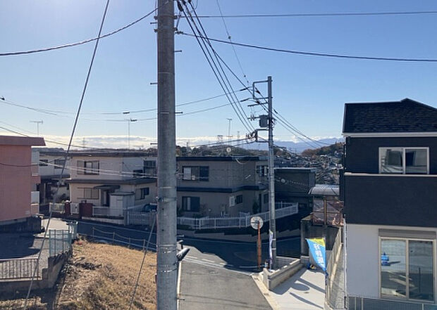 【物件からの展望】眺望を気にして物件を探す場合、前面に建物が建っていないか現地で確認しましょう!前面に建物があると景色はもちろん、日当たりや風通しにも影響が出てきます。住んだ時のことを想像しながら現地見学をしましょう。
