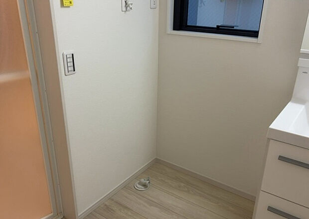 【ランドリースペース】ランドリースペースも気になります。洗濯機置場があり「洗う、干す、取り込む、アイロンがけ、たたむ」など、洗濯に関する家事をするための空間です。広さや収納など付帯設備も含めて、詳細は現地でご確認ください。