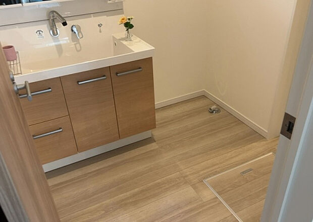 【脱衣場】多くの戸建て住宅で見かける洗面脱衣所は、洗面台と洗濯機が2畳ほどのスペースに並べられていて、洗面所が脱衣所を兼ね備えている間取りが一般的です。お客様が利用することもある、パブリックな空間でもあります。