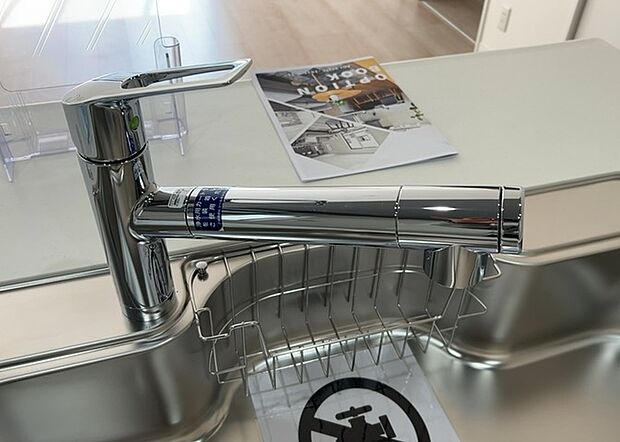 【キッチン水栓】キッチン水栓は、毎日必ず使うものだからこそ、使いやすさが重要です。シャワーヘッドの切り替えがスムーズか、吐水量が調節できるか、水しぶきが飛び散りにくい構造か、浄水機能が付いているかなど、日々の家事を快適にするための機能が数多くあります。また、デザインも多種多様なので、キッチン全体の雰囲気に合わせたものを選ぶことができます。