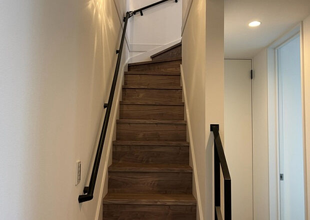 【内装】建物の上下階の通路である階段は、その位置によって動線や室内の印象が大きく左右されます。手摺にも重要な役割があり、転倒の防止・歩行や動作を円滑にして日常生活を支えることを主な目的として設置されています。