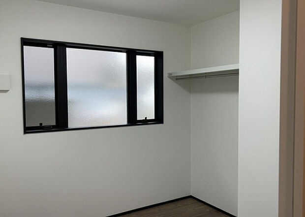 【洋室】洋室のメリットは重い家具が置きやすく、身の回りが整理しやすいことです。 床がフローリングのため畳とは異なり凹みにくいです。 クローゼットなど収納が豊富で、普段使わない旅行カバンや服の整頓も簡単にです。