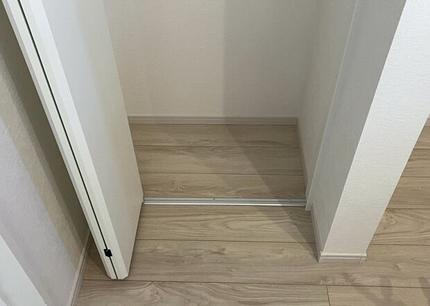 【キッチン床下収納】キッチン床下収納は、調理器具や食器などをスッキリと収納できる便利なスペースです。収納量が多いもの、引き出しがスムーズに開閉するものなど、使い勝手の良いものを選ぶことが大切です。また、湿気がこもりやすい場所なので、通気性の良いものを選ぶこともおすすめです。