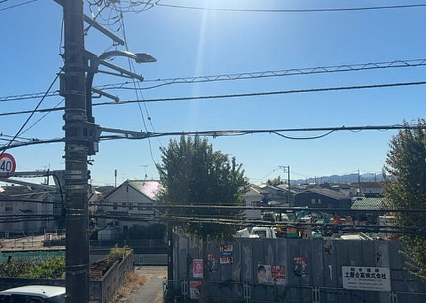 【物件からの展望】眺望を気にして物件を探す場合、前面に建物が建っていないか現地で確認しましょう!前面に建物があると景色はもちろん、日当たりや風通しにも影響が出てきます。住んだ時のことを想像しながら現地見学をしましょう。