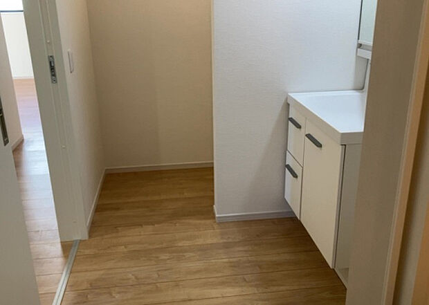 【脱衣場】多くの戸建て住宅で見かける洗面脱衣所は、洗面台と洗濯機が2畳ほどのスペースに並べられていて、洗面所が脱衣所を兼ね備えている間取りが一般的です。お客様が利用することもある、パブリックな空間でもあります。