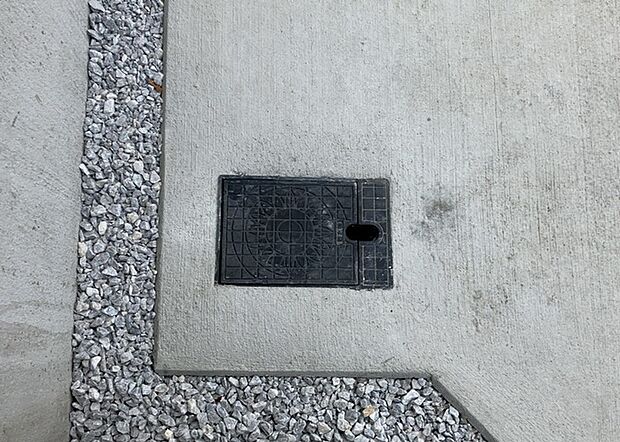 【外水栓】外水栓は、庭の水やりや洗車など、様々な用途に使える便利な設備です。ホースがしっかりと接続できるもの、水圧が安定しているものなど、使い勝手の良いものを選びましょう。また、凍結防止機能が付いているものなら、冬場でも安心して使用できます。