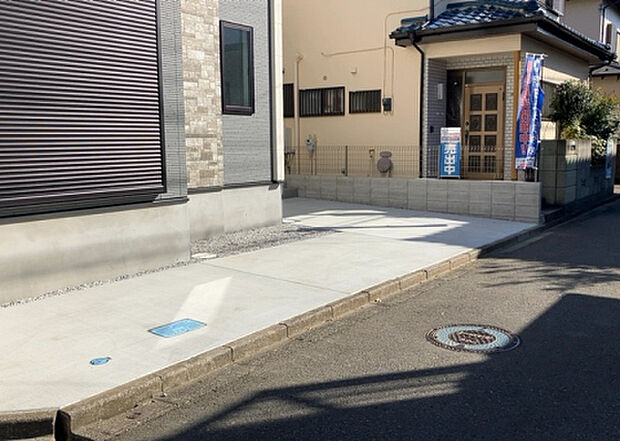 【駐車場】駐車場と明記されていても、最小スペースでつくられた駐車場だと大型車は駐車できなかったり、出入りしにくくなったりする可能性があります。お車のサイズと購入したい物件の駐車場のサイズを現地で確認しましょう。