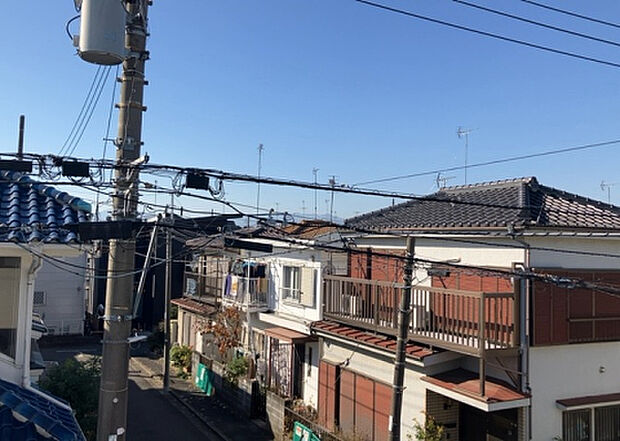 【物件からの展望】眺望を気にして物件を探す場合、前面に建物が建っていないか現地で確認しましょう！前面に建物があると景色はもちろん、日当たりや風通しにも影響が出てきます。住んだ時のことを想像しながら現地見学をしましょう。