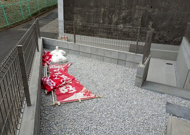 【庭】庭があることでガーデニングや家庭菜園はもちろん、こどもの遊び場やペットを放して遊ぶことができます。また、家の周囲に余裕があるということです。隣地との間があれば、十分な日当たりと、風通しが確保できます。