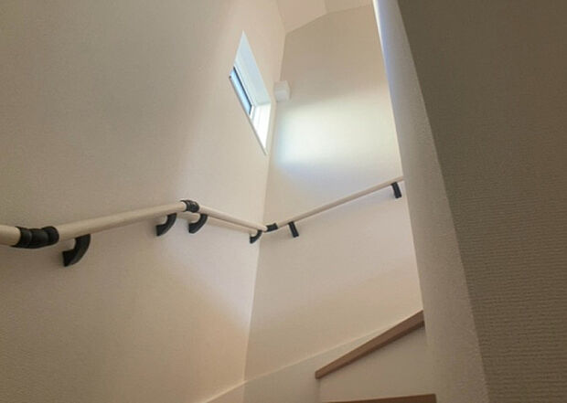 【内装】建物の上下階の通路である階段は、その位置によって動線や室内の印象が大きく左右されます。手摺にも重要な役割があり、転倒の防止・歩行や動作を円滑にして日常生活を支えることを主な目的として設置されています。