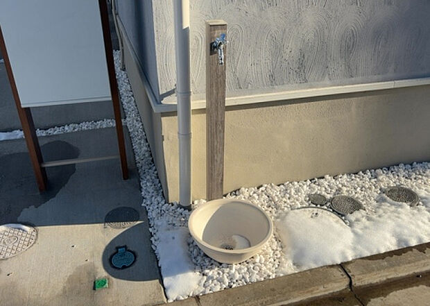 【その他設備】敷地内には、散水栓や立水栓があります。水道水を直接利用できるため、水を運ぶ手間を省くことが出来ます。大量の水を必要とする洗車作業や清掃などに役立ちます。その他設備とあわせて、現地でご確認ください。