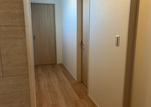 【内装】建物の上下階の通路である階段は、その位置によって動線や室内の印象が大きく左右されます。手摺にも重要な役割があり、転倒の防止・歩行や動作を円滑にして日常生活を支えることを主な目的として設置されています。