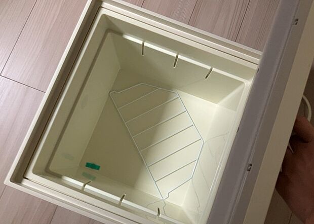 【キッチン床下収納】キッチン床下収納は、調理器具や食器などをスッキリと収納できる便利なスペースです。収納量が多いもの、引き出しがスムーズに開閉するものなど、使い勝手の良いものを選ぶことが大切です。また、湿気がこもりやすい場所なので、通気性の良いものを選ぶこともおすすめです。