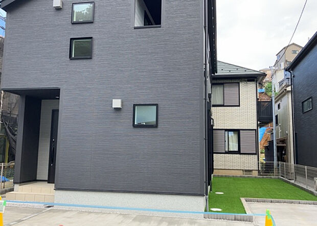 【前面道路含む現地写真_2】お持ちの車種によっては前面道路が広い方が便利でしょう。しかし、前面道路が広ければその分交通量が多くなるため、騒音などが気になる場合があります。実際に現地を見学し、周辺交通量や騒音などを確認しましょう！