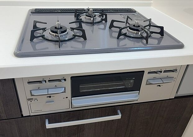 【キッチンコンロ】キッチンコンロは、料理の質を大きく左右する重要な設備です。火力調整のしやすさ、グリル機能の有無、安全装置の充実度など、選ぶポイントがたくさんあります。特に、IHクッキングヒーターは、お手入れのしやすさや安全性が高く、近年人気が高まっています。