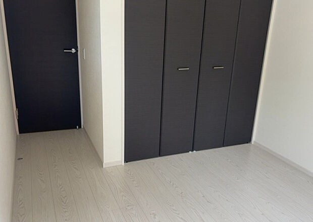 【洋室】洋室のメリットは重い家具が置きやすく、身の回りが整理しやすいことです。 床がフローリングのため畳とは異なり凹みにくいです。 クローゼットなど収納が豊富で、普段使わない旅行カバンや服の整頓も簡単にです。