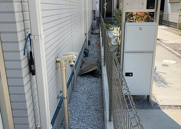 【庭】庭があることでガーデニングや家庭菜園はもちろん、こどもの遊び場やペットを放して遊ぶことができます。また、家の周囲に余裕があるということです。隣地との間があれば、十分な日当たりと、風通しが確保できます。