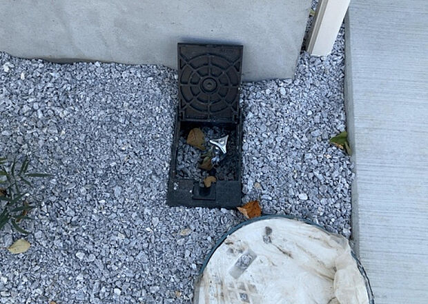 【その他設備】敷地内には、散水栓や立水栓があります。水道水を直接利用できるため、水を運ぶ手間を省くことが出来ます。大量の水を必要とする洗車作業や清掃などに役立ちます。その他設備とあわせて、現地でご確認ください。