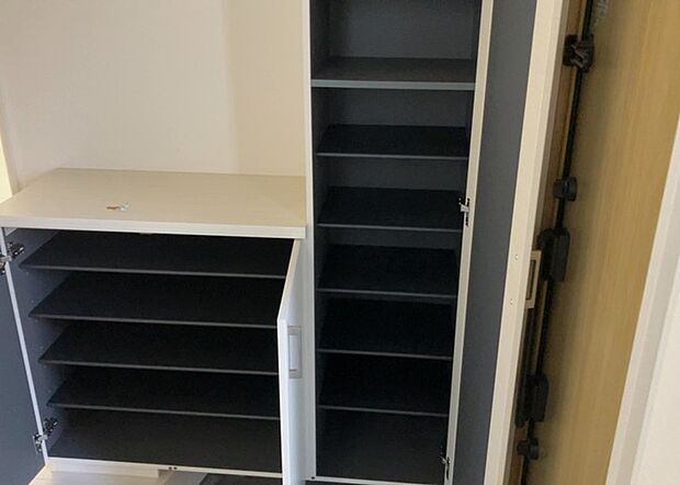 【玄関収納】玄関収納は、靴や傘、コートなどをスッキリと収納できるだけでなく、来客時に見せる顔となるため、家の顔とも言えます。収納量だけでなく、デザイン性も重視したいところです。ミラー付きの収納であれば、外出前の身だしなみチェックにも便利です。