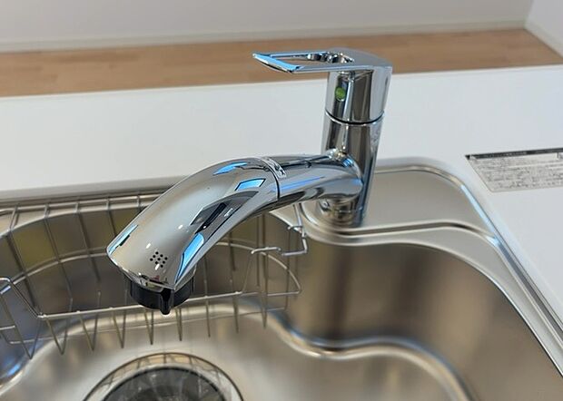 【キッチン水栓】キッチン水栓は、毎日必ず使うものだからこそ、使いやすさが重要です。シャワーヘッドの切り替えがスムーズか、吐水量が調節できるか、水しぶきが飛び散りにくい構造か、浄水機能が付いているかなど、日々の家事を快適にするための機能が数多くあります。また、デザインも多種多様なので、キッチン全体の雰囲気に合わせたものを選ぶことができます。