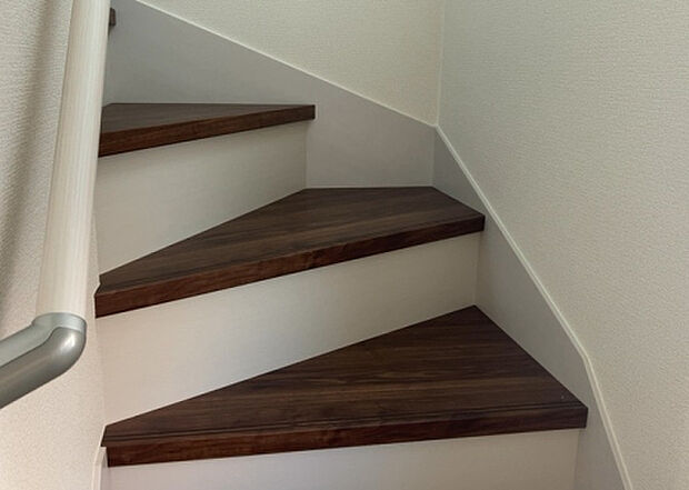 【内装】建物の上下階の通路である階段は、その位置によって動線や室内の印象が大きく左右されます。手摺にも重要な役割があり、転倒の防止・歩行や動作を円滑にして日常生活を支えることを主な目的として設置されています。