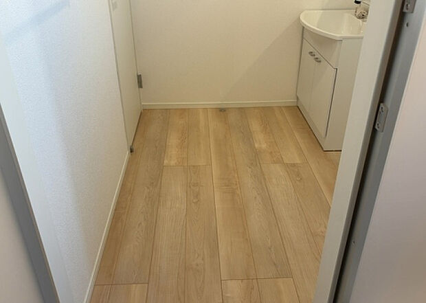 【脱衣場】多くの戸建て住宅で見かける洗面脱衣所は、洗面台と洗濯機が2畳ほどのスペースに並べられていて、洗面所が脱衣所を兼ね備えている間取りが一般的です。お客様が利用することもある、パブリックな空間でもあります。